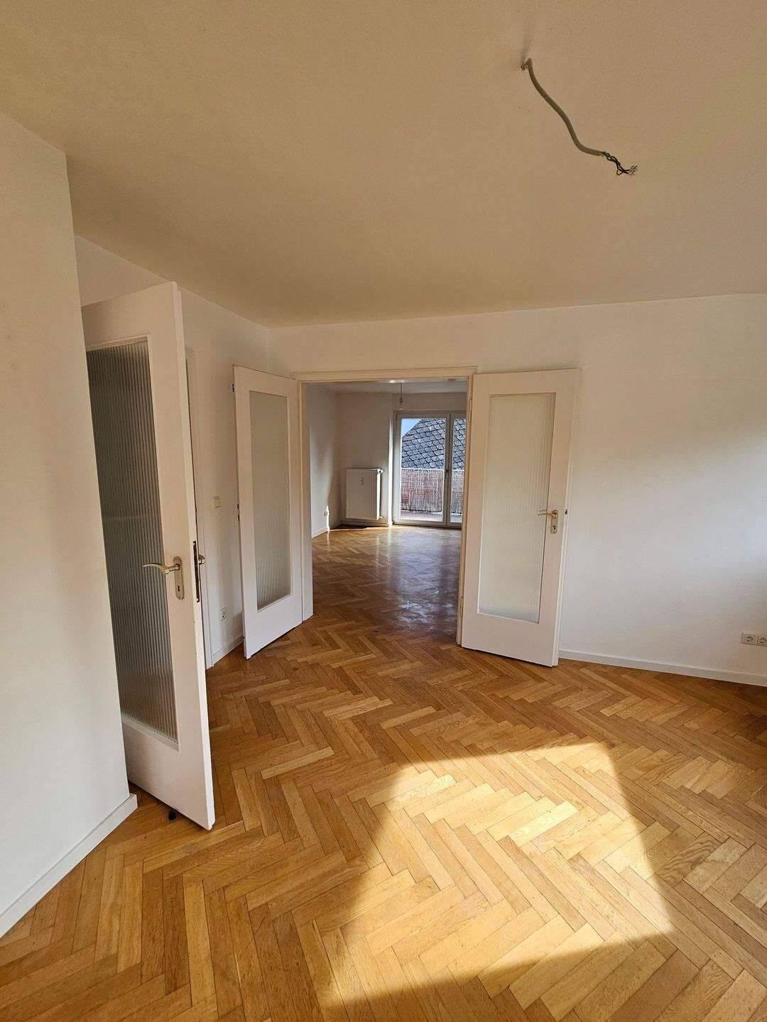 ESCHERSHEIM-BESTLAGE, schöne 3-4-ZW, neues Designbad, Parkettboden, Balkon, kompl. neu renoviert, Bezug kurzfristig frei, 60433 Frankfurt am Main (Bonames Dornbusch Eschersheim Frankfurter Berg Preungesheim)