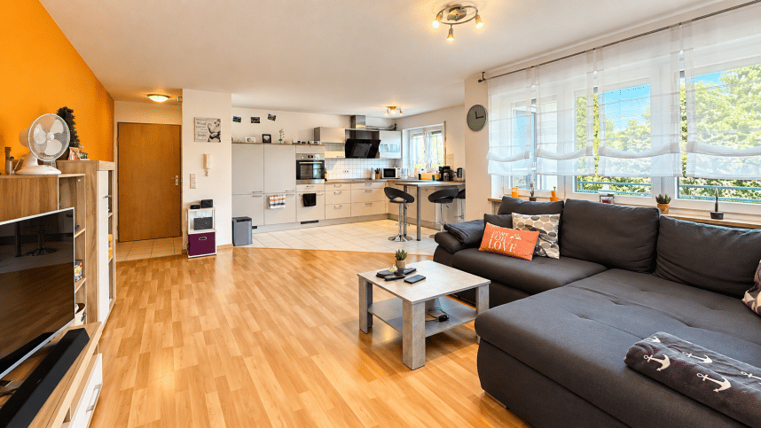 2,5 Zimmer mit Einbauküche, Balkon u. Garage, 78247 Hilzingen