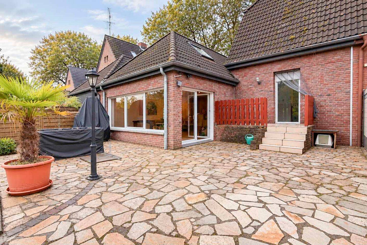 Großzügiges Einfamilienhaus mit Anbau, sechs Zimmern und weitläufigem Garten, 46047 Oberhausen