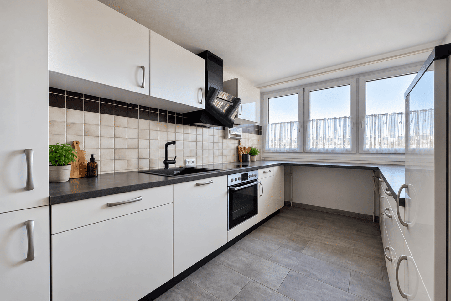 Zentrale 3-Zimmer-Wohnung mit Blick über Kempten & Tiefgaragenstellplatz, 87435 Kempten (Allgäu) (Adelharz Eich Kempten Rothkreuz Steufzgen)