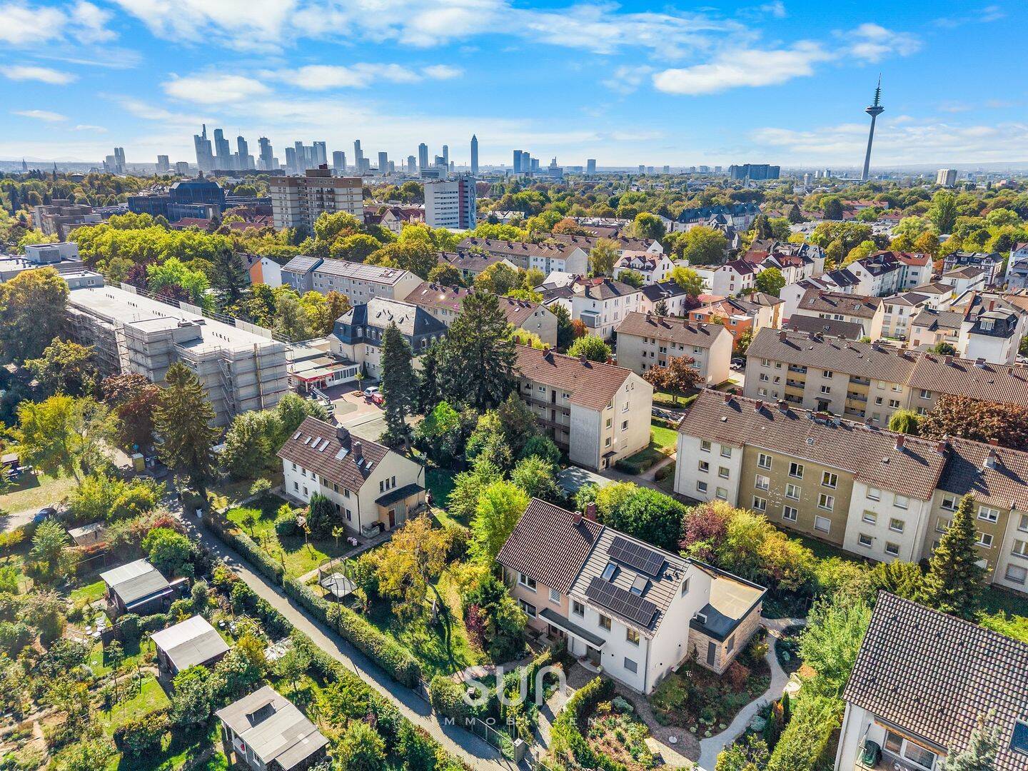 MODERNISIERTE DHH IN ECKENHEIM MIT GARTEN IN BESTLAGE – 588 m² Grundstück & Garage, 60435 Frankfurt am Main