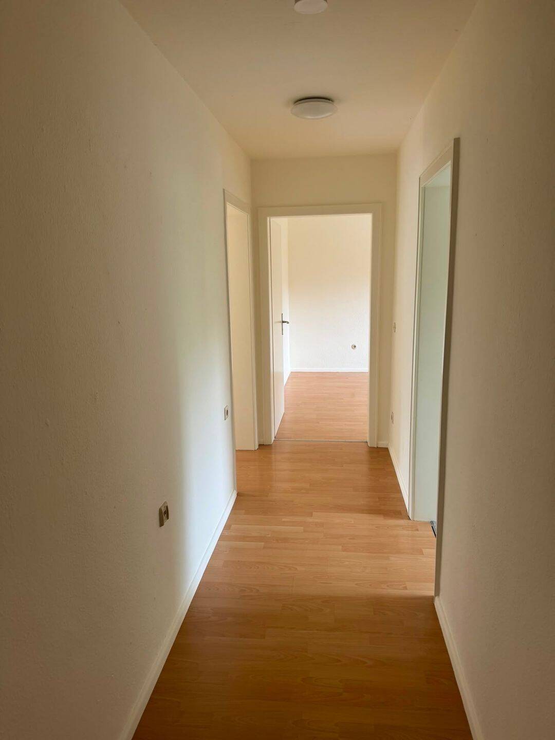 Helle 2-Zimmer-Wohnung mit Balkon in Stuttgart-Stammheim, nah zu BOSCH, PORSCHE, TRUMPF, SIKA, WÜSTENROT neu zu vermieten, 70439 Stuttgart (Neuwirtshaus Stammheim Zuffenhausen)