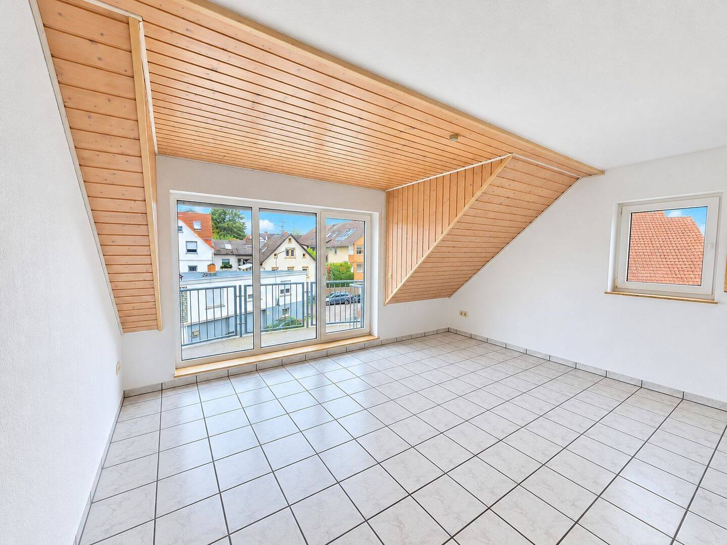 Helle Dachgeschosswohnung mit Süd-Balkon und Tiefgaragenstellplatz, 64372 Ober-Ramstadt