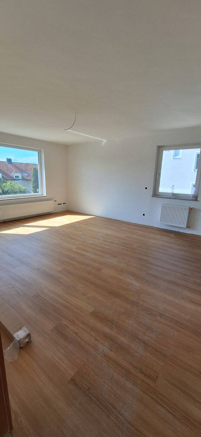 Kernsanierte 3,5-Zimmer-Wohnung mit Balkon, Garage und Gemeinschaftsgarten in ruhiger Lage, 82140 Olching