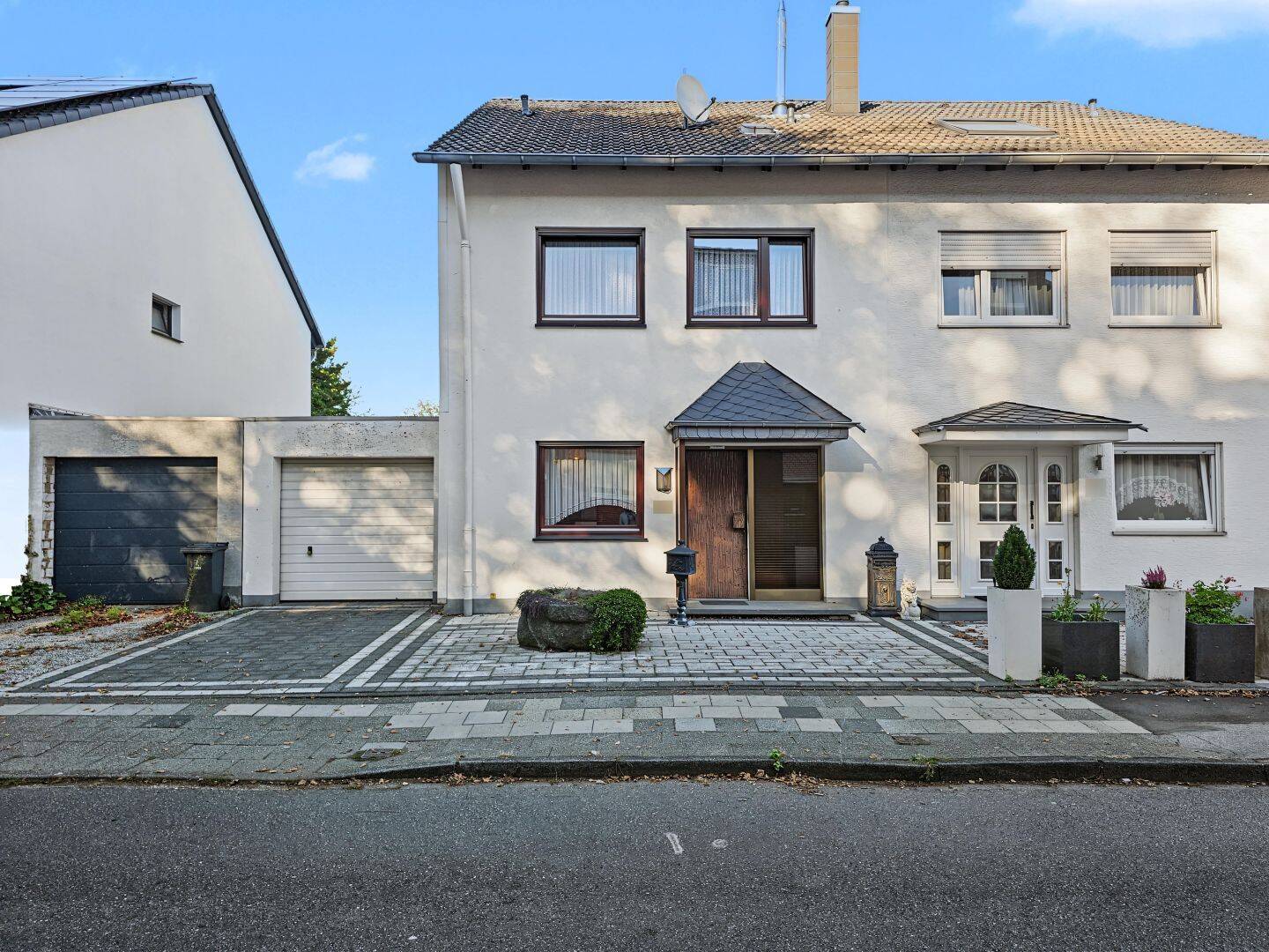 Alsdorf-Mariadorf: Schöne Doppelhaushälfte mit großem Garten, Garage und Ausbaureserve, 52477 Alsdorf
