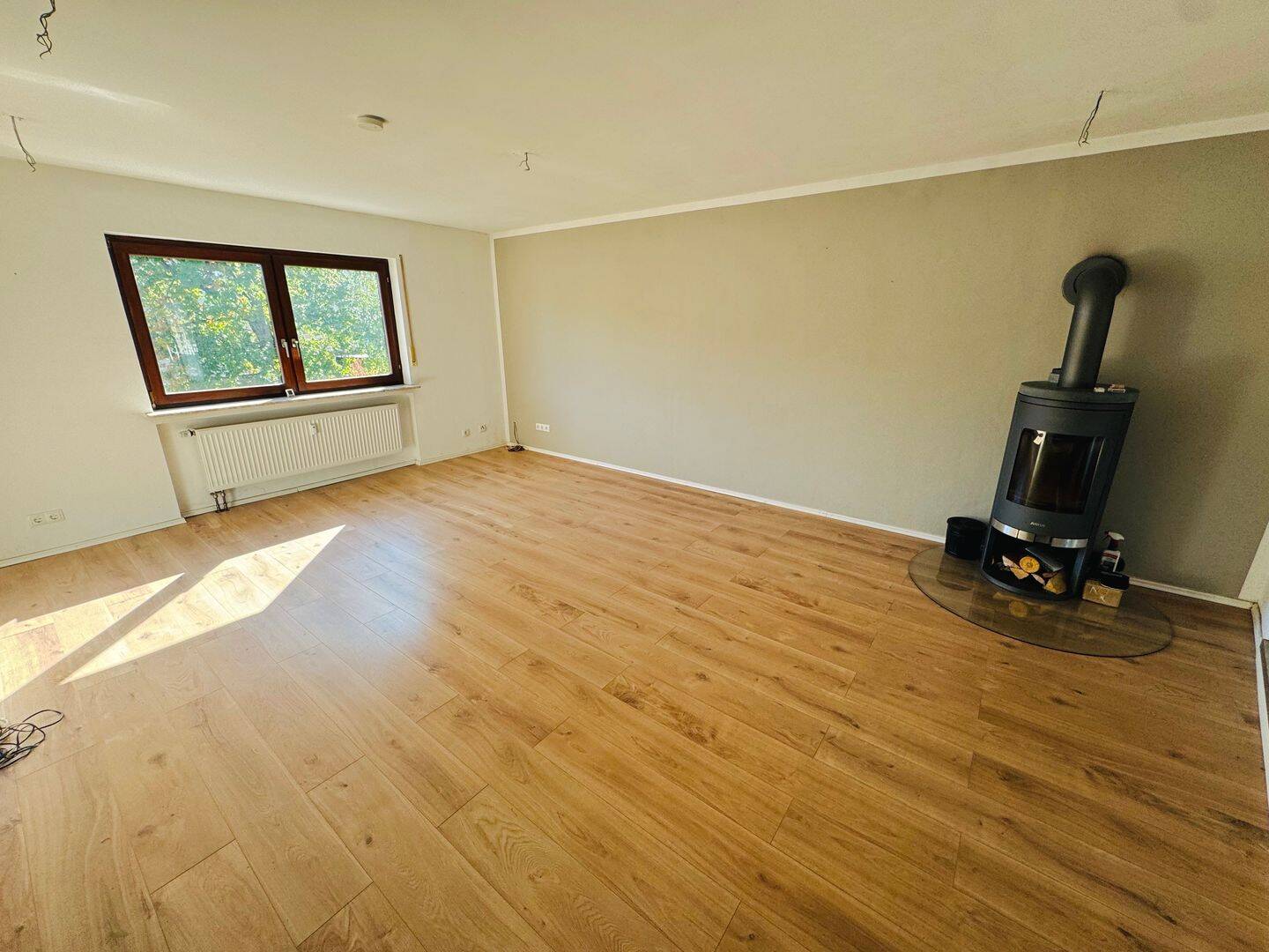 3-Zimmer-Wohnung mit Kamin, Echtholzdielen und eigenem Etagencharakter in Bassenheim, 56220 Bassenheim