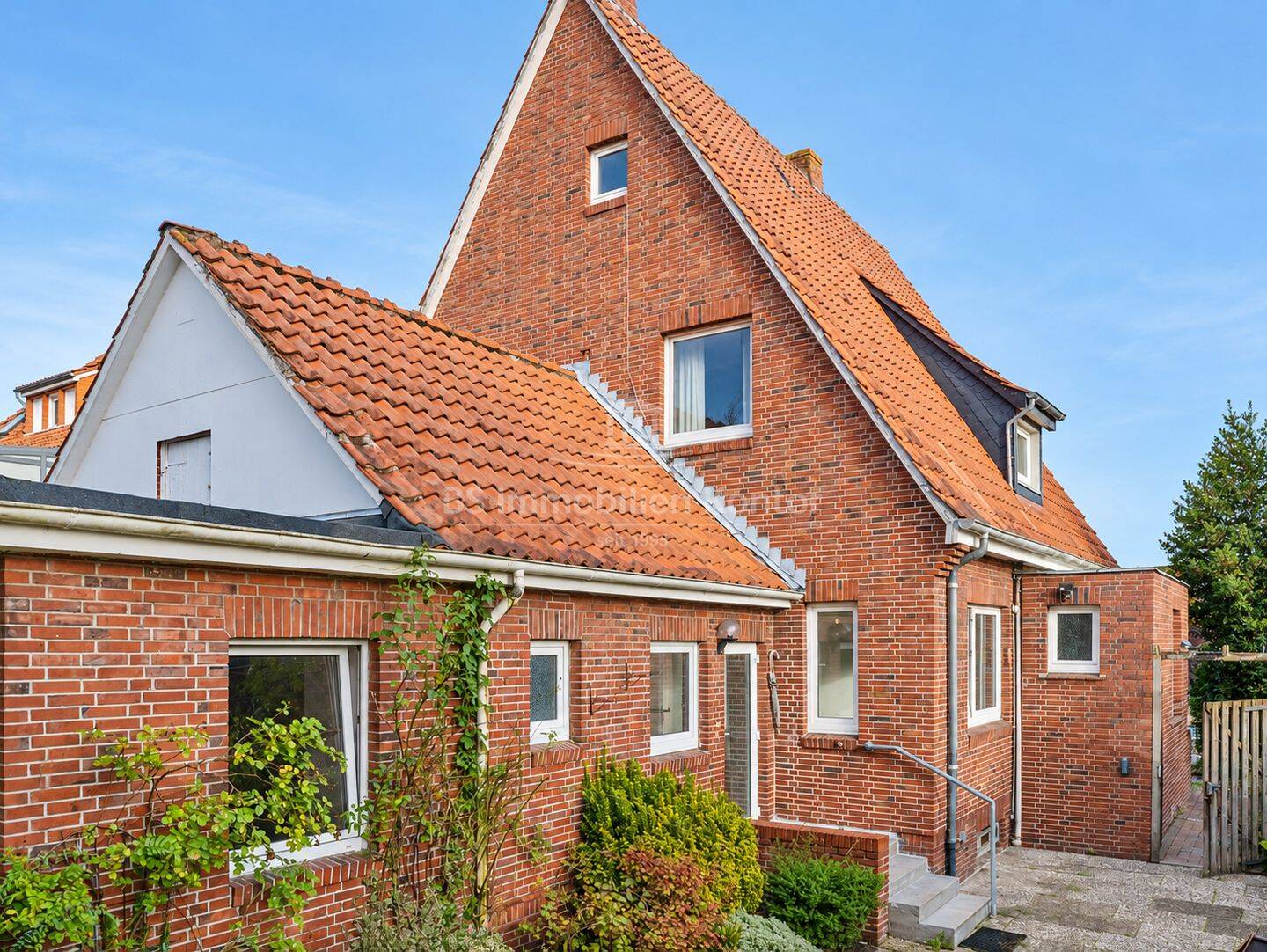 Renov. EFH mit zwei Wohneinheiten und Garage in zentraler Lage von Pbg. OT. Untenende, 26871 Papenburg