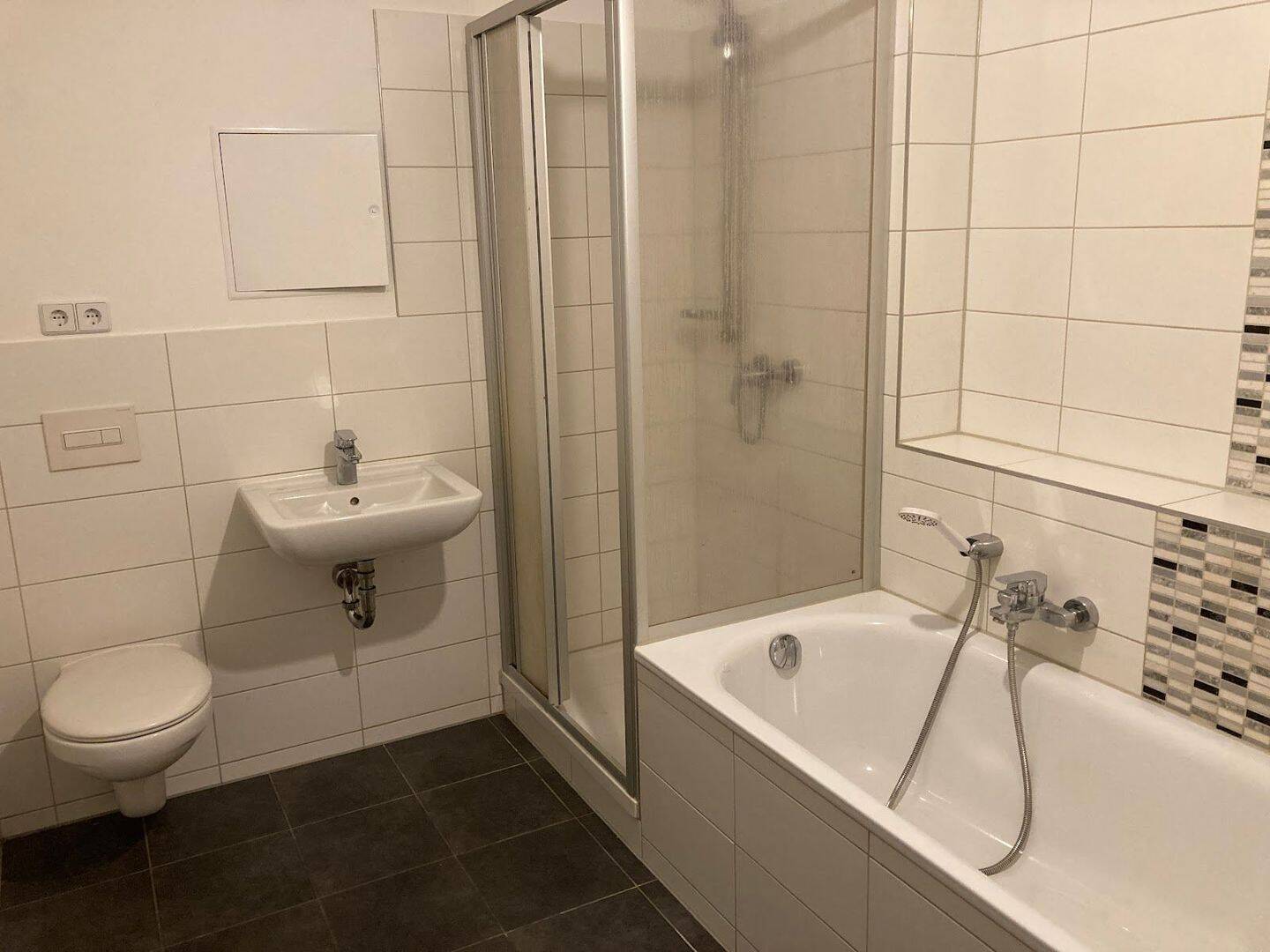 Komfortabel & citynah: Erdgeschosswohnung mit Wanne und Dusche plus Balkon., 7545 Gera (Bieblach Innenstadt Ostviertel Pforten Untermhaus)