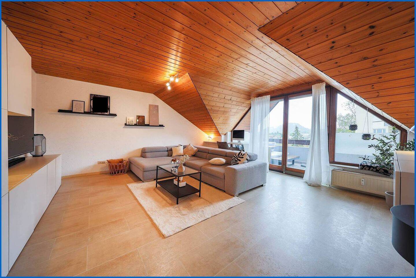 Bezugsfreie, attraktive 4,5 Zimmer Dachgeschosswohnung in Ruhiger Lage von Rielasingen-Worblingen., 78239 Rielasingen-Worblingen