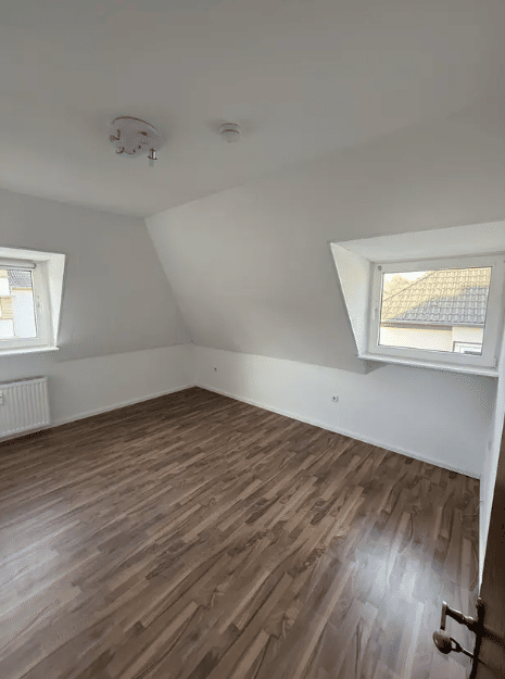 Großzügige 3-Zimmer-Dachgeschosswohnung in freistehendem Haus mit Stadtvilla-Charakter, 44143 Dortmund (Brackel Körne Mitte Schüren Wambel)