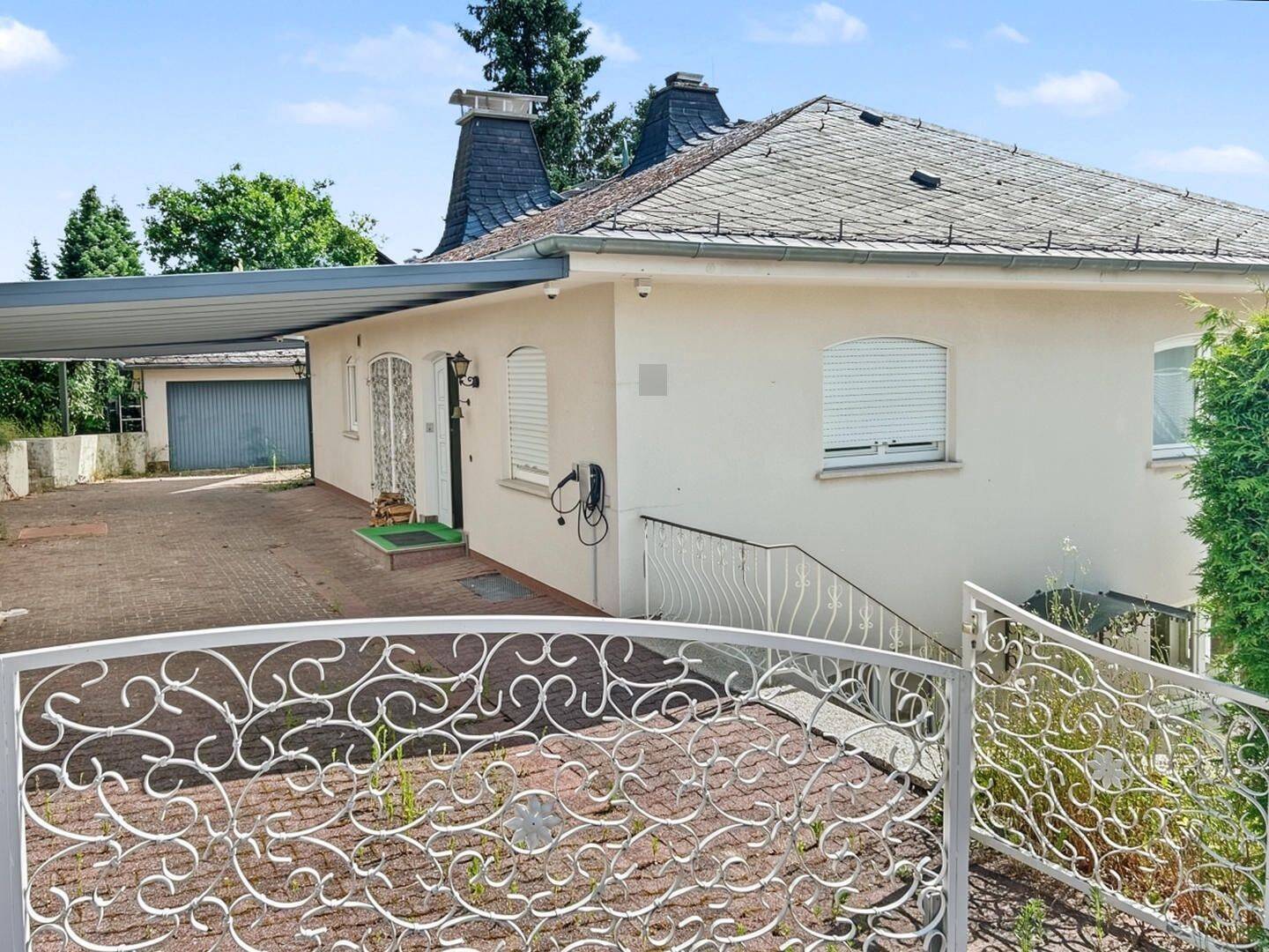 Usingen: Freistehendes Einfamilienhaus mit großem Grundstück und reizvollem Naturblick in den Taunus, 61250 Usingen