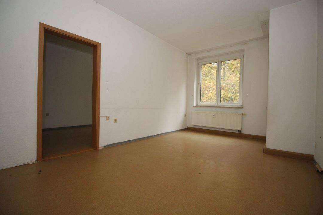 (Renovierung möglich!!) **Große 3-Zimmer-Wohnung in ruhiger Wohnlage zu vermieten**, 8523 Plauen