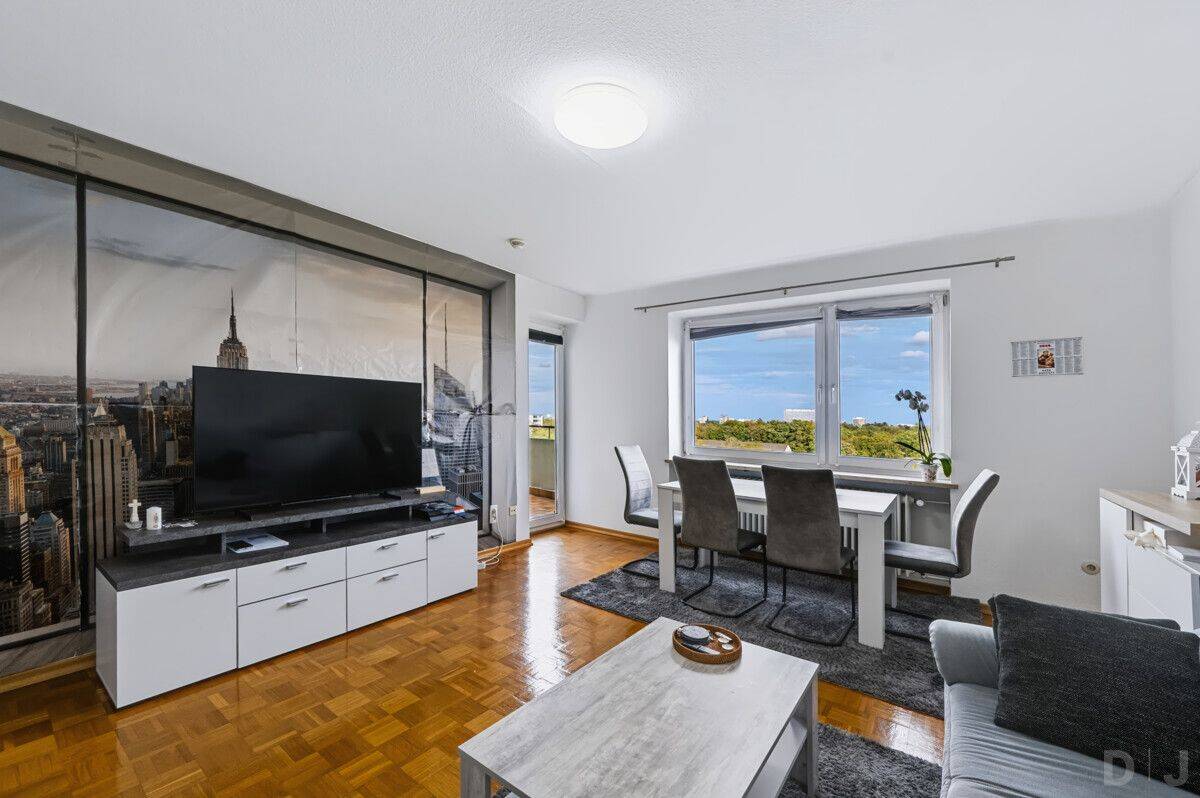 Renovierungsbedürftige 2.-Zi.-Whg mit Loggia in grüner Umgebung von Forstenried, 81475 München (Thalk. Obersendl.-Forsten-Fürstenr.-Solln)