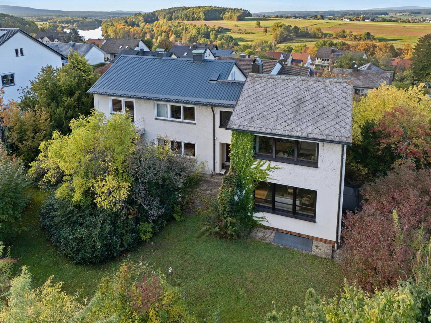 Repräsentatives Einfamilienhaus mit großzügigem Raumangebot und uneinsehbarem Garten, 92676 Eschenbach i.d. OPf.
