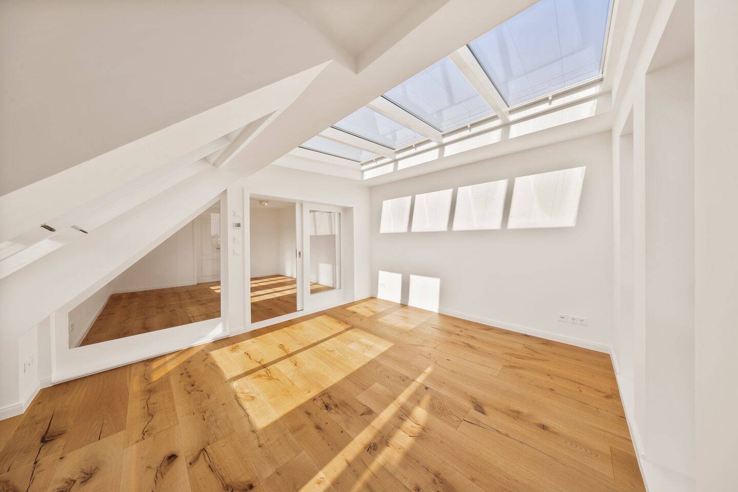 ***BEZUGSFREI: hochwertig sanierter Dachgeschosswohnung mit Südterrasse & Aufzug***, 10629 Berlin (Charlottenburg-Wilmersdorf Charlottenburg)