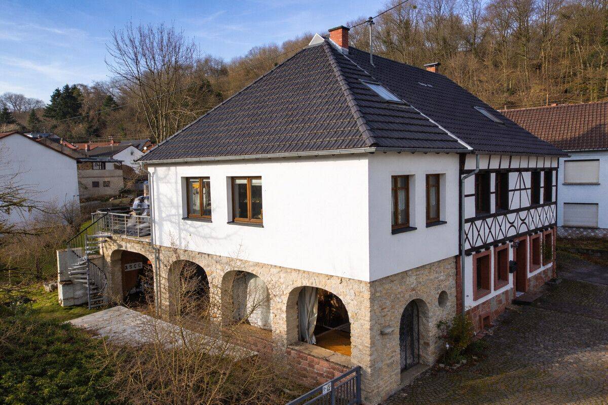 Großzügiges Wohnhaus mit Wintergarten, Sauna und Garten in Beckingen, 66701 Beckingen