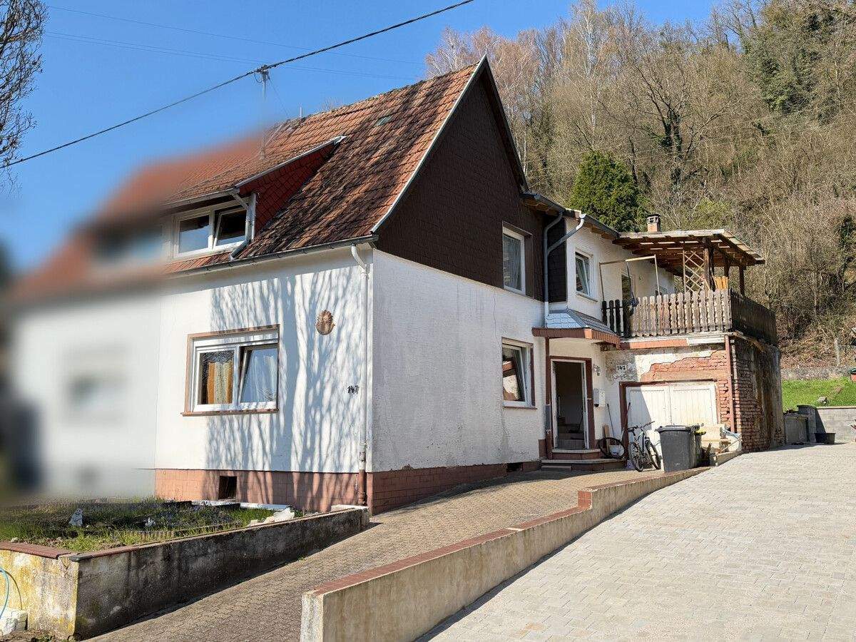 Doppelhaushälfte mit Garten und Stellplatz – mit Renovierungsbedarf, 66663 Merzig