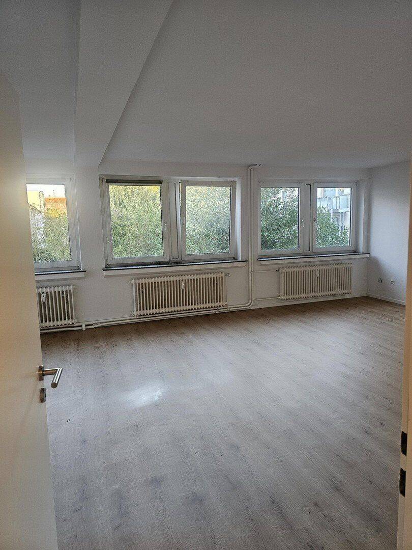 Renovierte 3-Zimmer-Wohnung, 90 m², Tageslichtbad und Gäste-WC, 26384 Wilhelmshaven (Heppens Heppenser Groden Innenhafen Innenstadt Neuende)