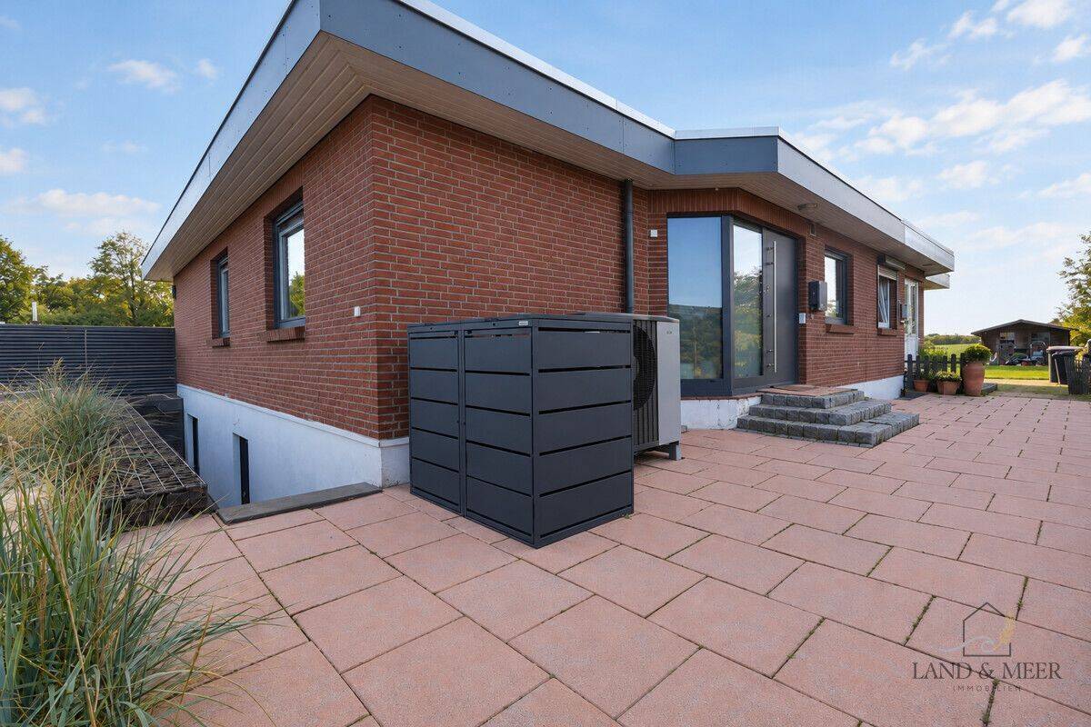 Modernisierter Flachdachbungalow als Doppelhaushälfte, Pool und PV-Anlage, 23730 Neustadt in Holstein
