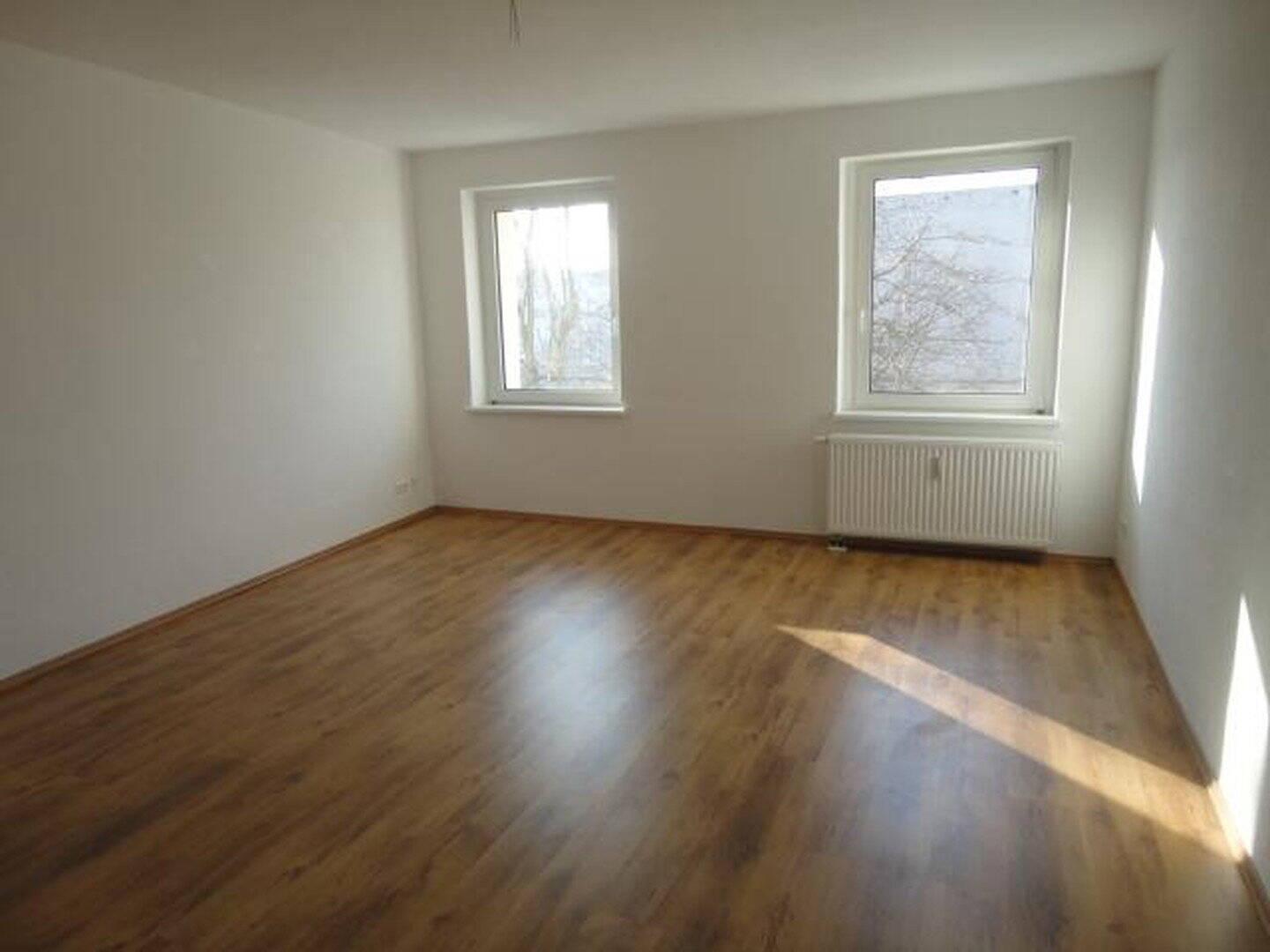 Hochwertige und schöne 4-Raumwohnung in guter Lage mit Wintergarten, 39124 Magdeburg (Neue Neustadt)