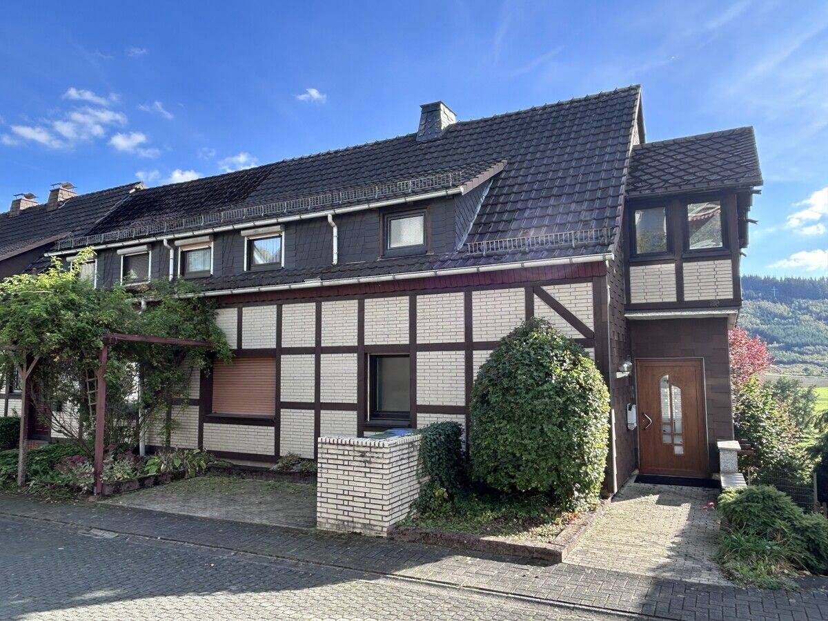 Breidenbach: Attraktives Wohnhaus in beliebter Lage, 35236 Breidenbach