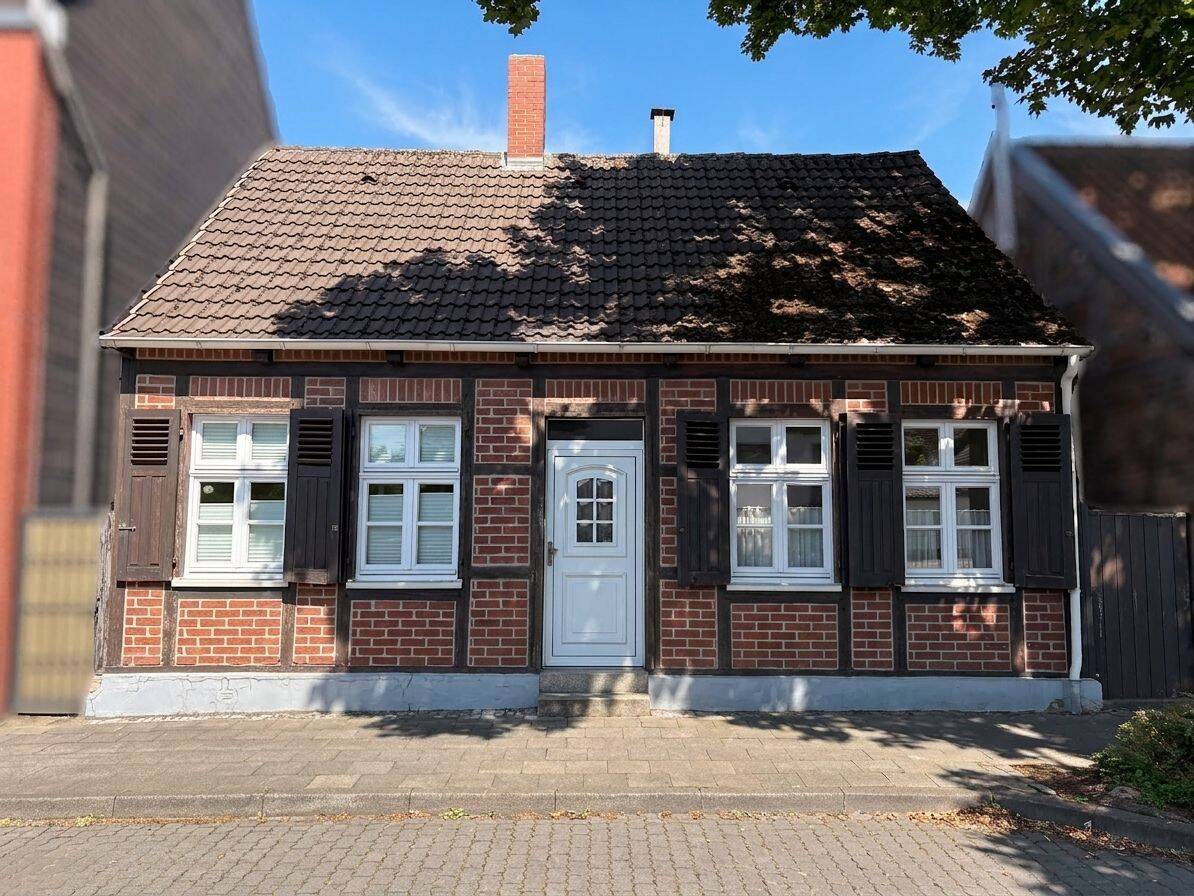 Sanierungsprojekt mit Charakter: Einfamilienhaus mit Kamin und Doppelgarage in Ahlen-Innenstadt, 59227 Ahlen