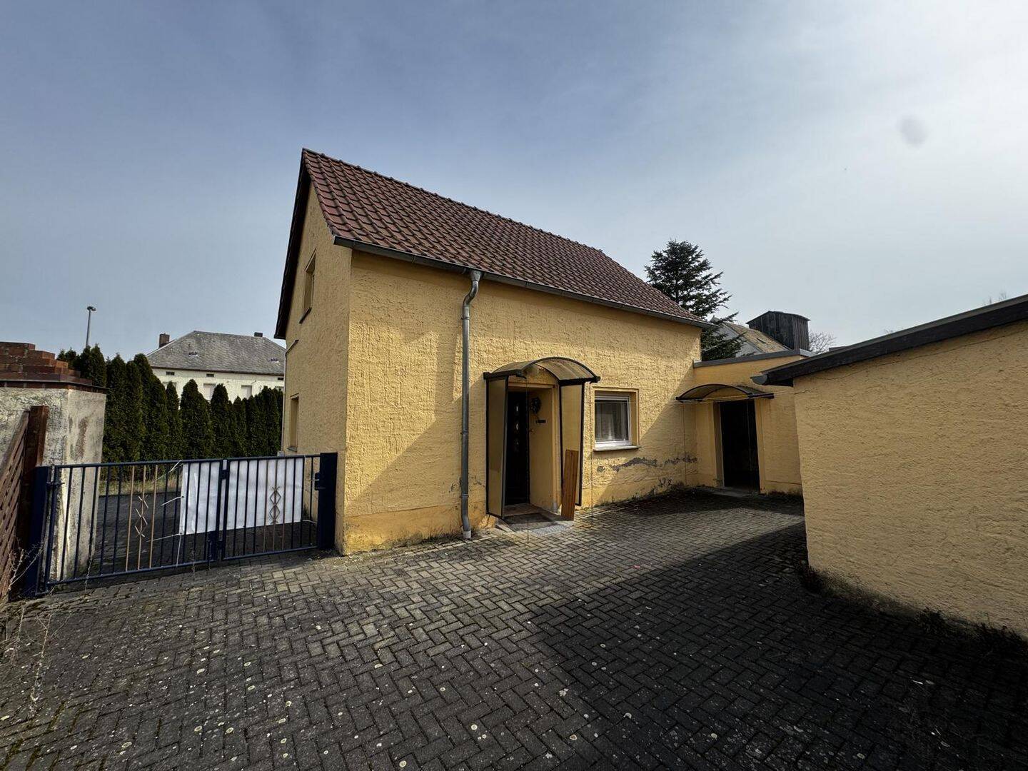 Kleines Wohnhaus mit Nebengebäude im Ortskern von Cavertitz, 4758 Cavertitz