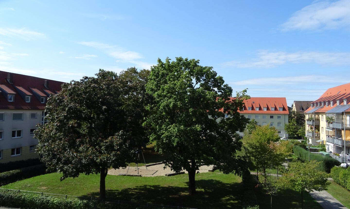 REPRÄSENTATIVE TRAUMHAFTE HELLE 3-ZIMMERWOHNUNG MIT SONNIGEM BALKON UND EINBAUKÜCHE, 90763 Fürth (Südstadt Weikershof)