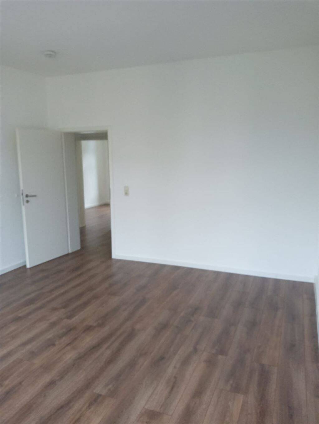 Gemütliche 4-Zimmer mit Laminat und Wannenbad in guter Lage!, 9119 Chemnitz (Helbersdorf Kapellenberg Kappel Zentrum)