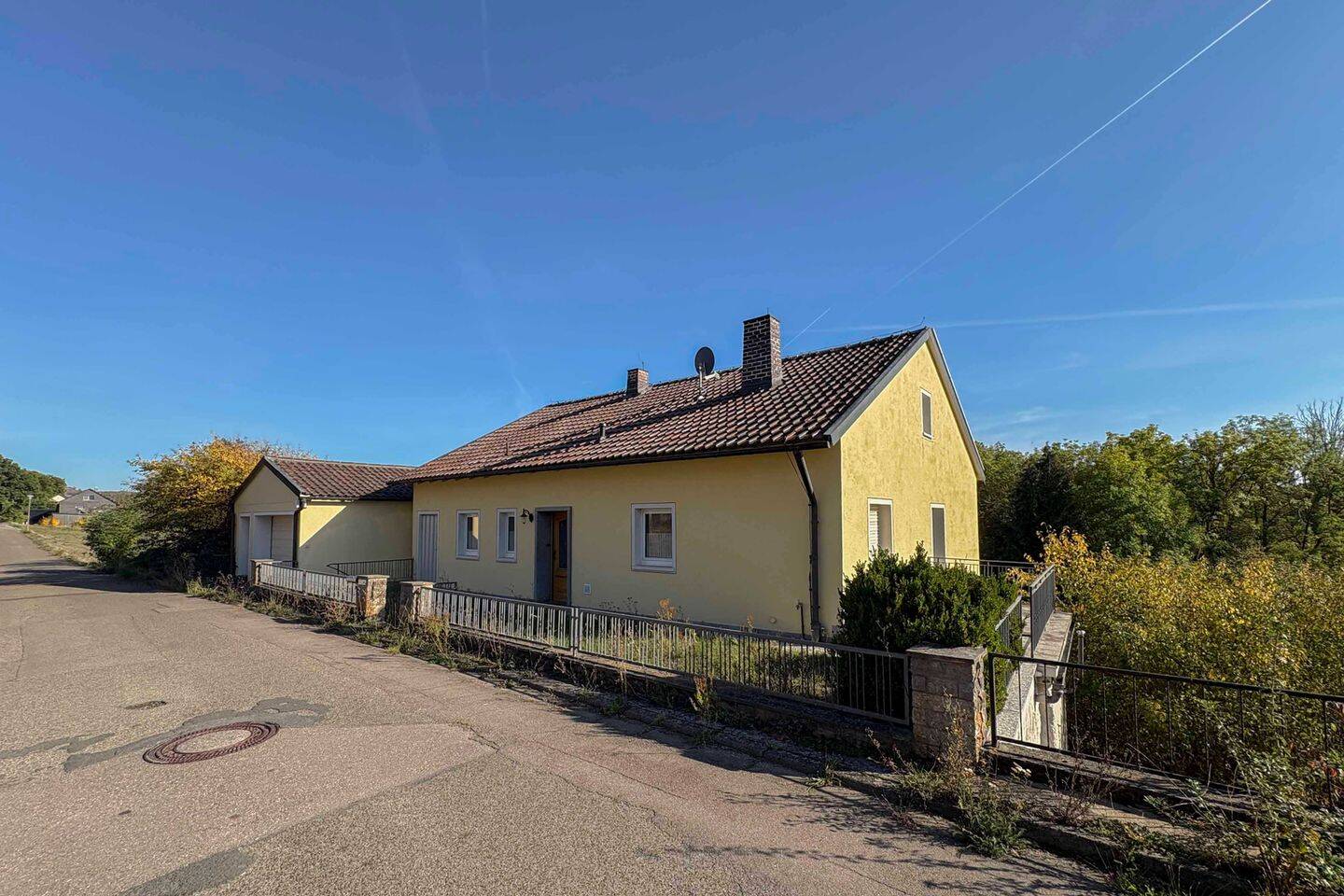Großzügiges Wohnhaus mit ca. 1.600 m² Grundstück und viel Potenzial in Ippesheim, 97258 Ippesheim