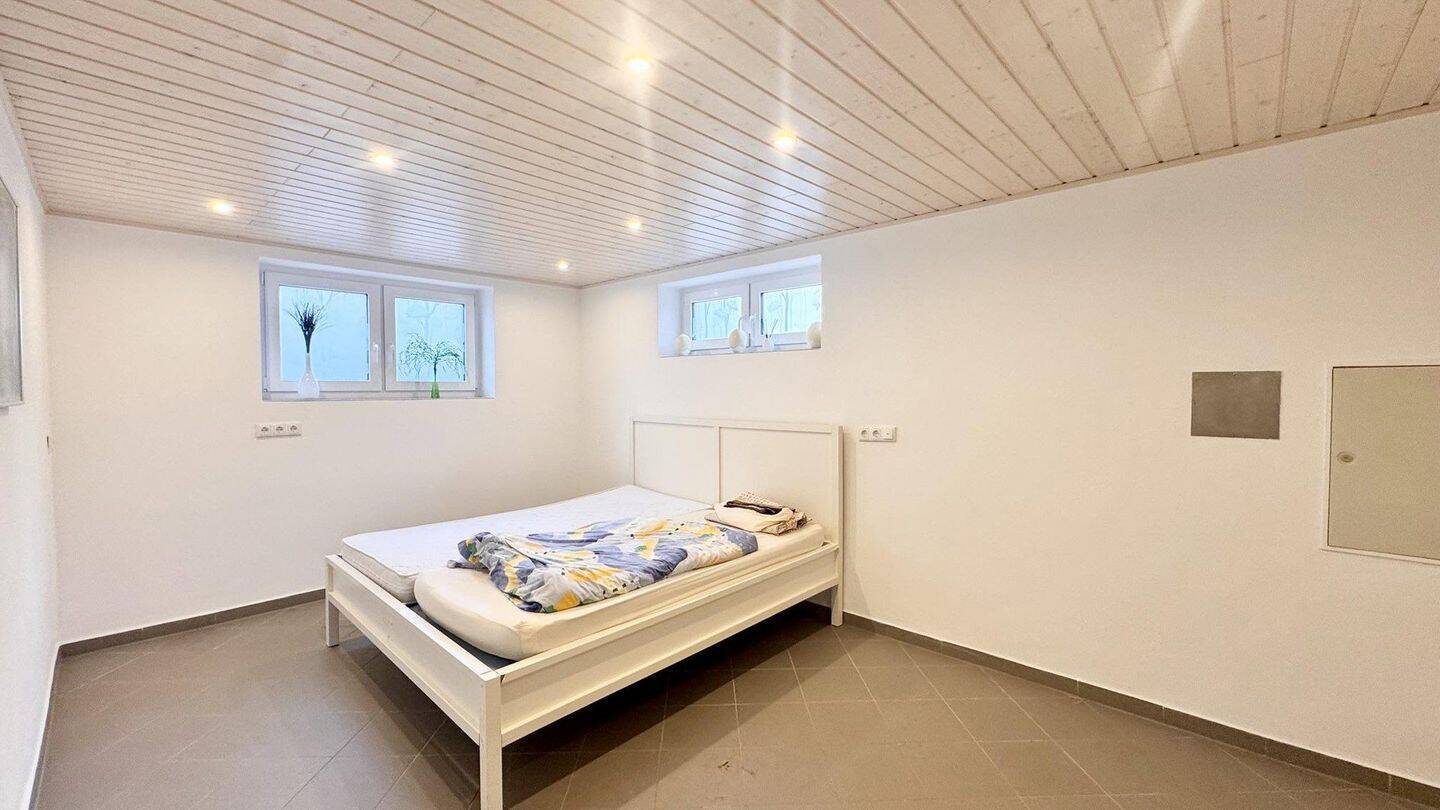 Ab sofort. Große 2-Zimmer-Wohnung mit neuer Einbauküche & eigenem Eingang, 96182 Reckendorf