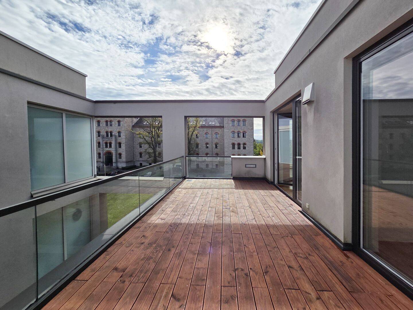 Weimar-Parkvorstadt: 3 Zi., 94 m², Dachterrasse, oberste Etage, EBK, Garage – befristet bis 09/2029, 99425 Weimar