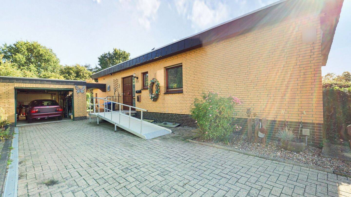 Wohnen auf einer Ebene: Gelbklinker-Bungalow mit freier Einliegerwohnung, 21726 Oldendorf