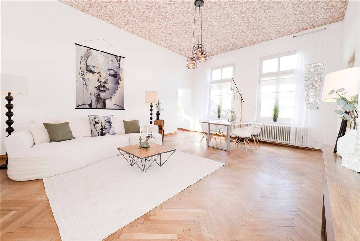 Altbau-Juwel: 4-Zimmer-Wohnung mit herrschaftlichen Deckenhöhen, Stadtblick, Balkon und Loggia, 70182 Stuttgart (Mitte)