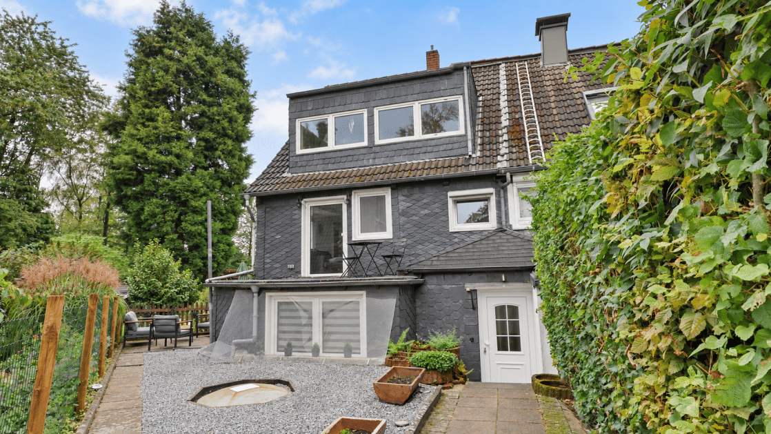 Charmante Fachwerk-Doppelhaushälfte mit zwei Terrassen und separatem Gartengrundstück, 42349 Wuppertal (Cronenberg)