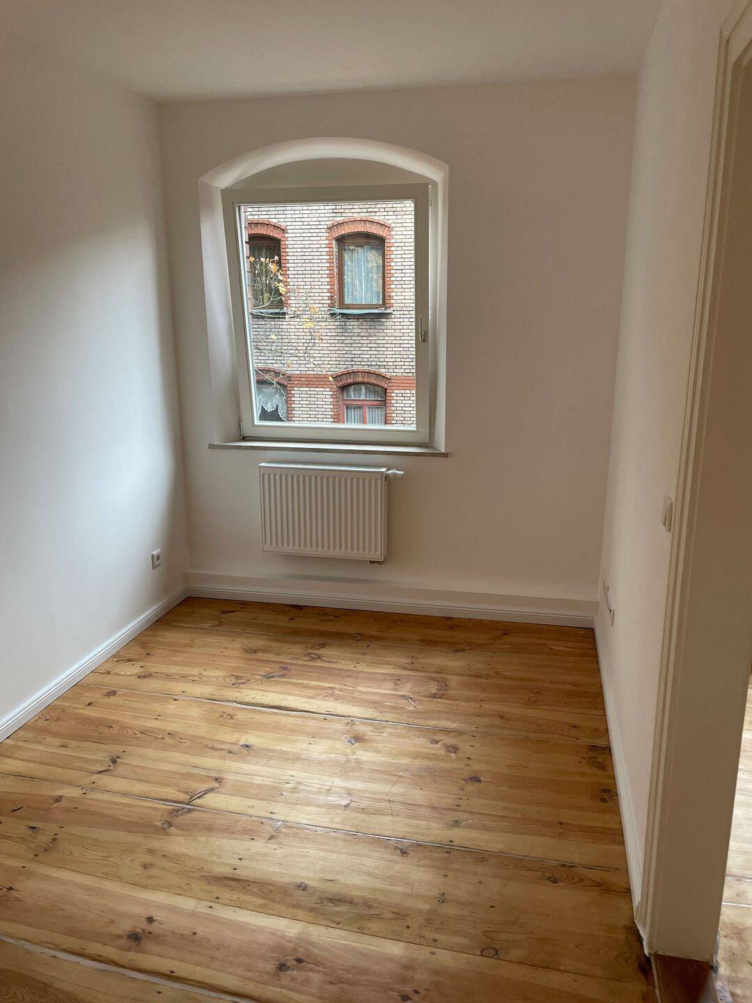 Ab 01.11.: Sanierte Altbau-4-Zimmer-Wohnung, zentrumsnah verkehrsgünstig gelegen und trotzdem ruhig, 90763 Fürth (Südstadt Weikershof)