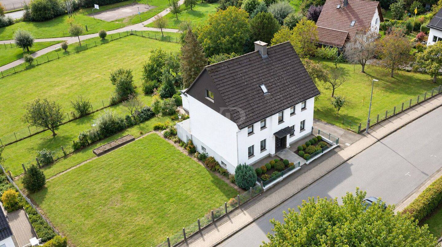 Großzügiges Wohnhaus mit vielseitigem Nutzungspotenzial in attraktiver Lage an den Dorfwiesen, 58849 Herscheid