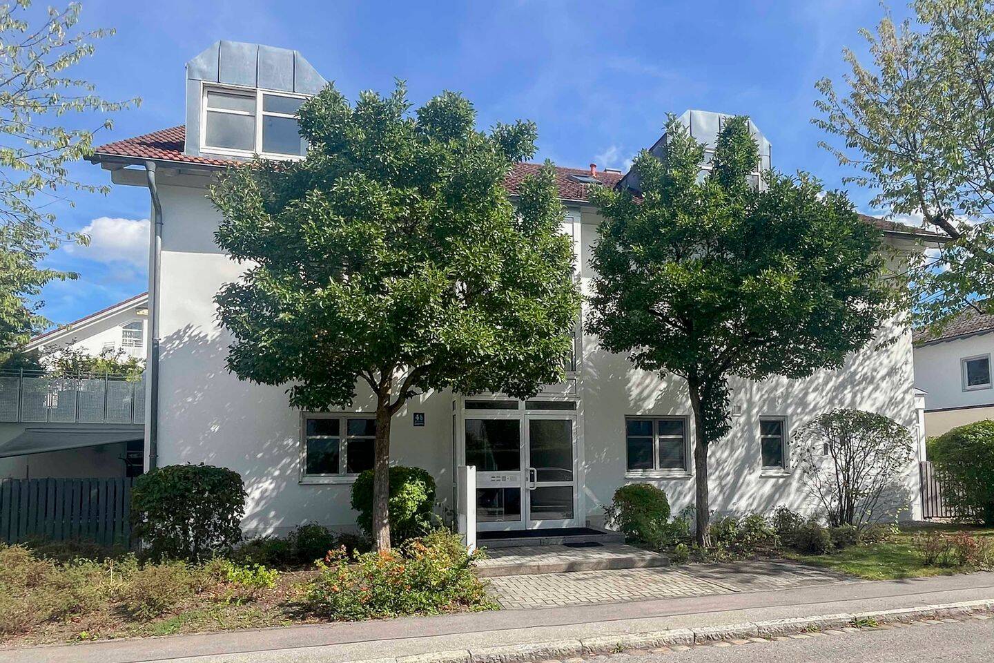 Lichtdurchflutete 2-Zimmer-Dachgeschosswohnung in grüner Wohnlage von Waldperlach, 81739 München (Ramersdorf-Perlach)