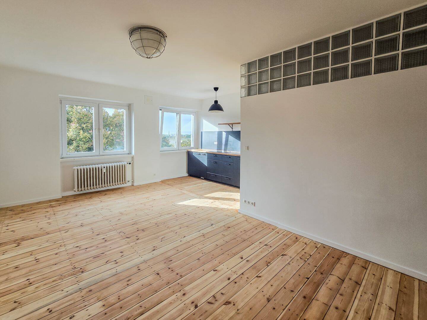 Bezugsfreie und Sanierte Helle 2-Zimmer-Wohnung im Schillerkiez – oberste Etage direkt am Flugfeld, 12049 Berlin (Neukölln)