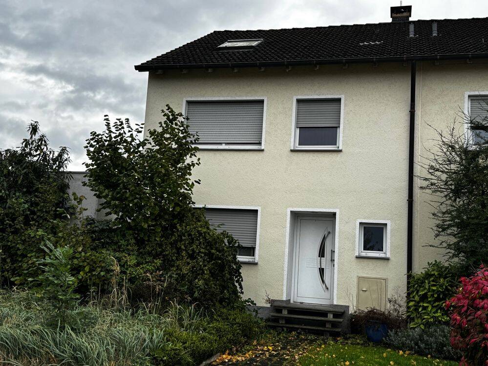 Doppelhaushälfte in Erwitte mit Wintergarten, ausgebautem Dachgeschoss und zwei Garagen., 59597 Erwitte