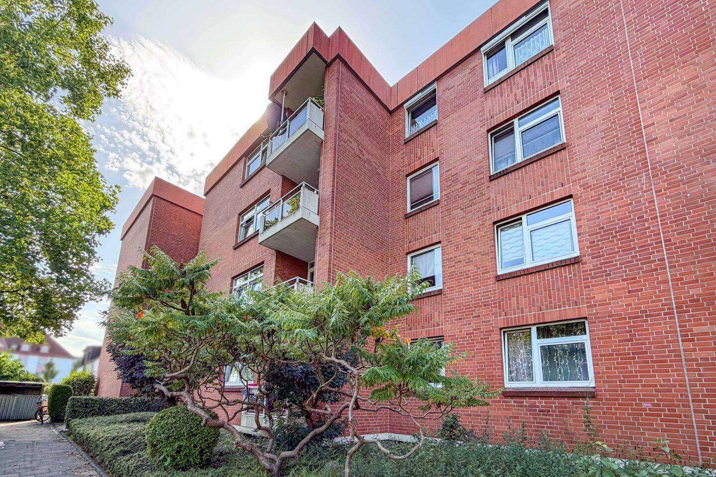 Bezugsfreie 3-Zi.-Dachgeschosswohnung mit Südwest-Balkon und umfangreichen Modernisierungen in Brühl, 50321 Brühl