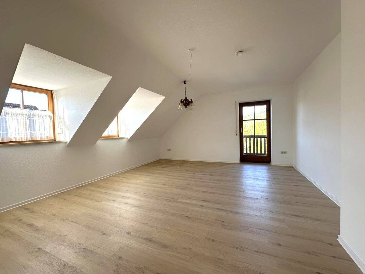 Sonnige, lichtdurchflutete DG-Wohnung, 83308 Trostberg