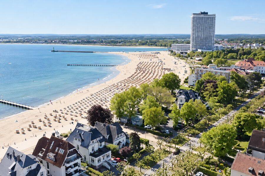 Eindrucksvolle Landhausvilla in 2. Reihe zum Strand – Privates Refugium in Bestlage von Travemünde!, 23570 Lübeck (Travemünde)