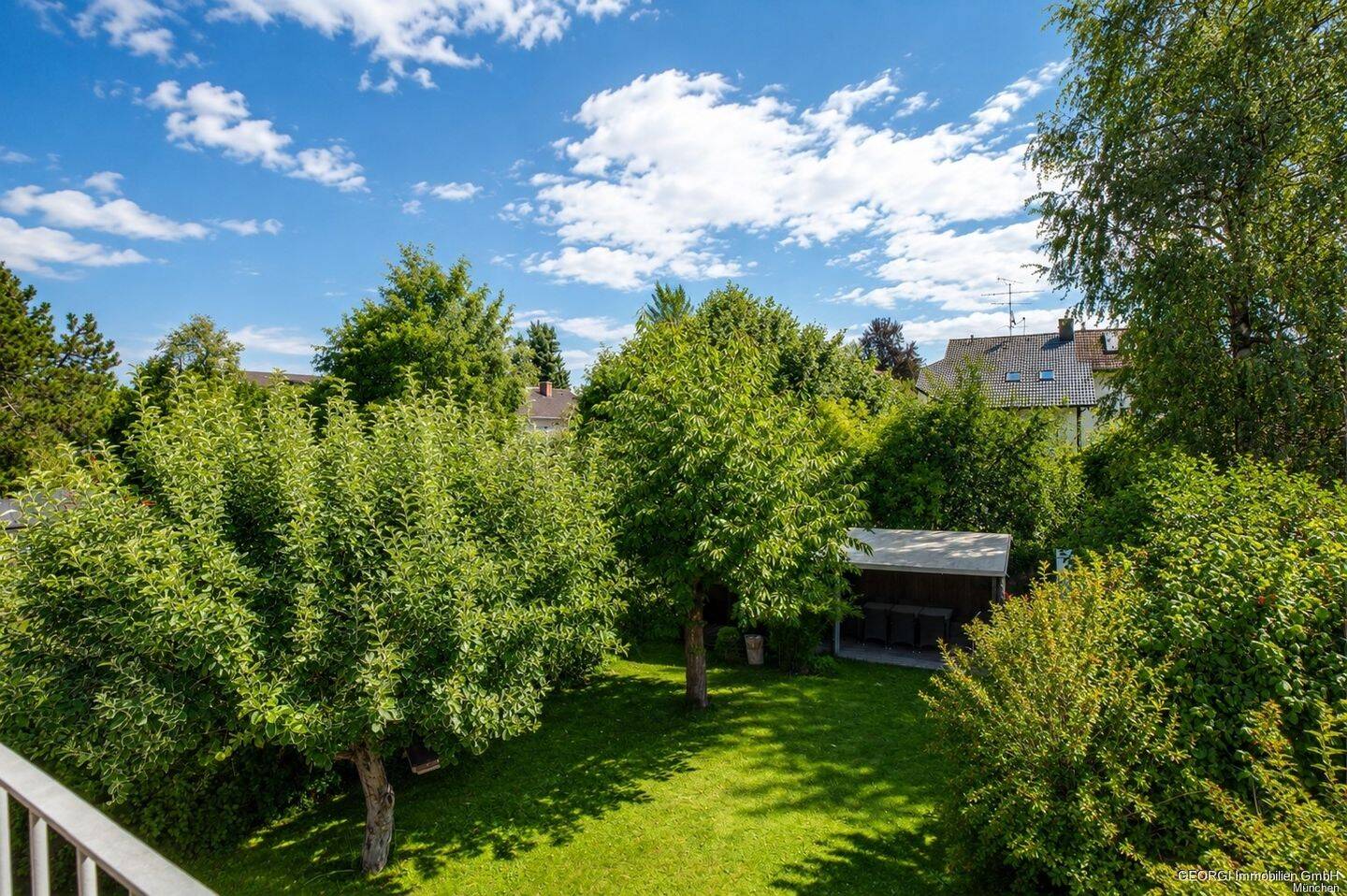 GEORGI: Viel Platz für die Familie – DHH mit Traumgarten in Aubing, 81249 München (Allach-Untermenzing Aubing-Lochhausen-Langwied Pasing-Obermenzing)