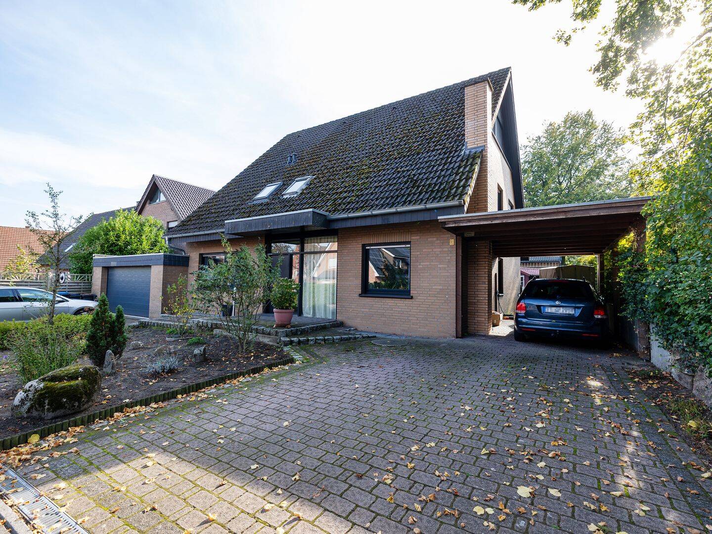 Großzügiges Wohnhaus mit vermieteter Dachgeschosswohnung, Vollkeller, Garage und Carport in Saerbeck, 48369 Saerbeck