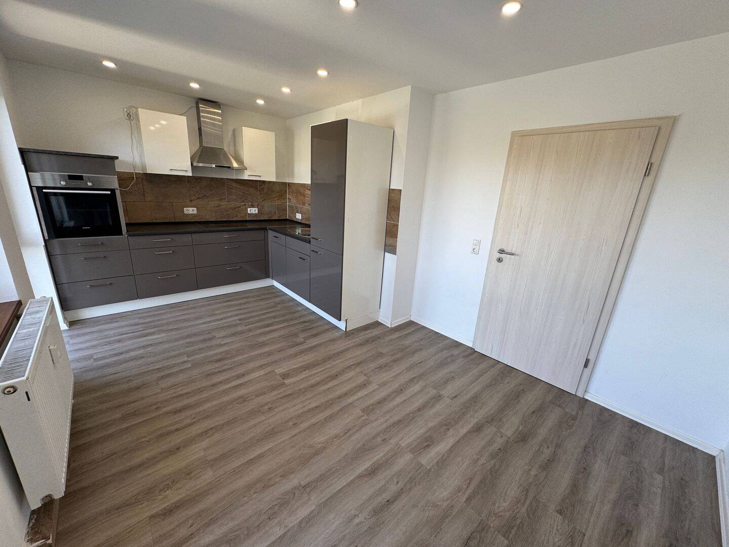4 Raum Dachgeschoss Wohnung mit Einbauküche, Waschmaschine und Balkon!, 7551 Gera