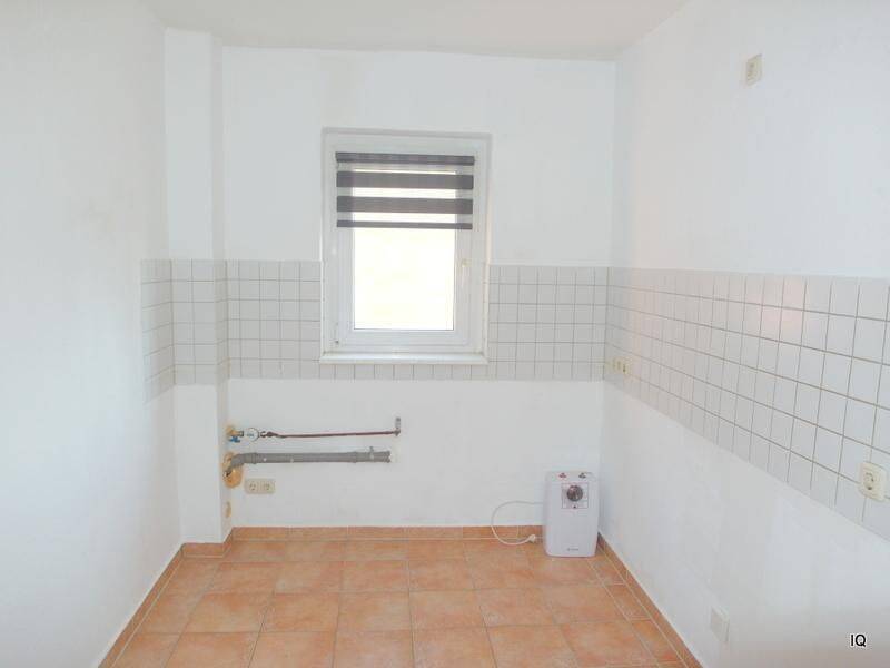 Freundliche 3,5-Zimmer-Wohnung mit Laminatboden und Badewanne * ruhige Lage – Blick in die Gärten, 1587 Riesa
