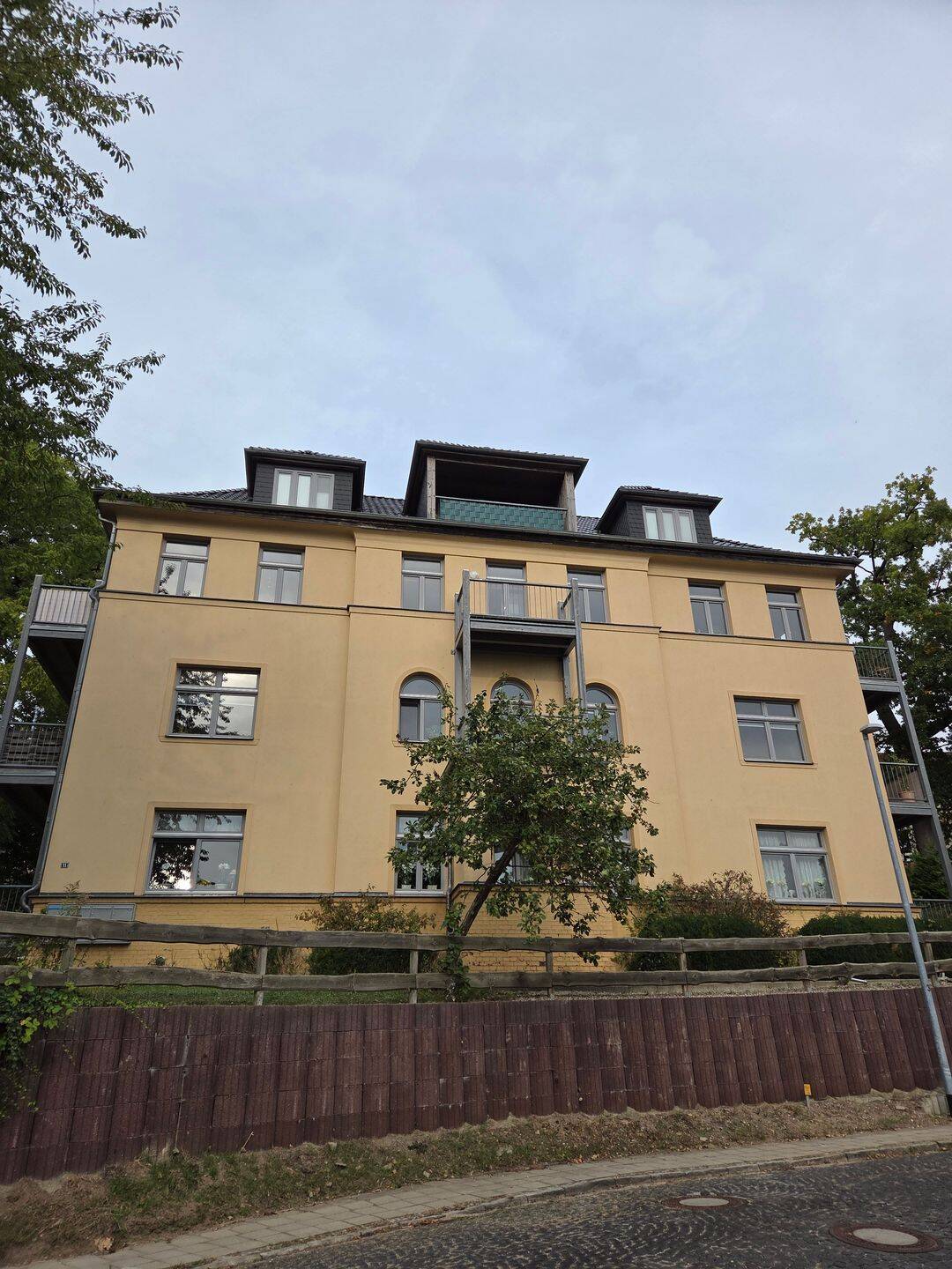 Wohnen auf höchstem Niveau – Hochwertige 3-Raumwohnung mit 3 Balkonen, Parkett und Tageslichtvollbad, 19053 Schwerin