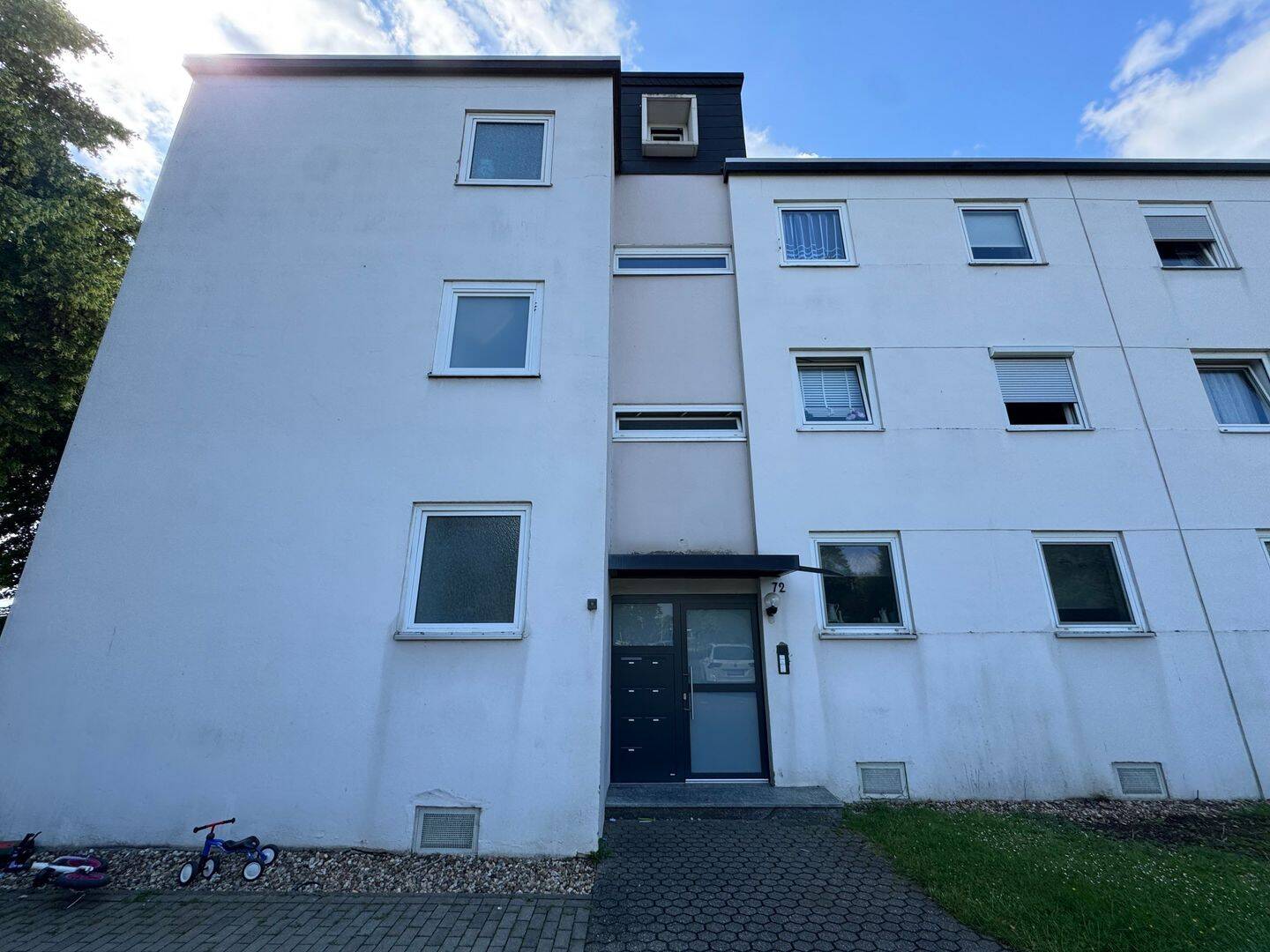 Ideal für Singles oder Paare – Gepflegte 2-Zimmer – Wohnung in ruhiger Lage mit eigenem Stellplatz, 52353 Düren