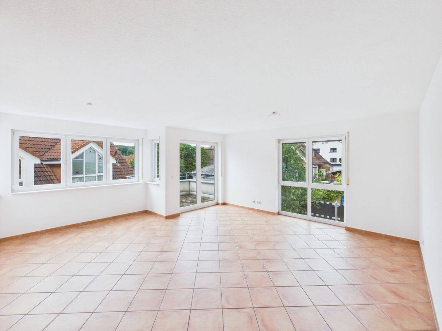 Ruhig & Hell – Etagenwohnung mit Südwestbalkon und Tiefgaragenstellplatz, 65207 Wiesbaden